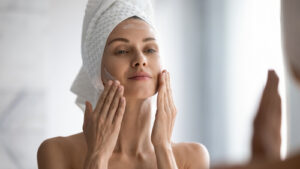 woman using sunscreen